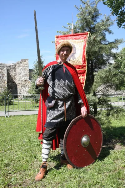 Russischer Mann in mittelalterlicher Kleidung — Stockfoto