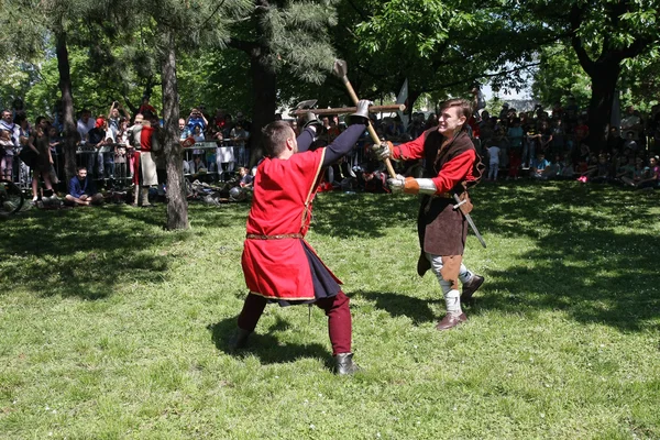 Dois combatentes medievais — Fotografia de Stock