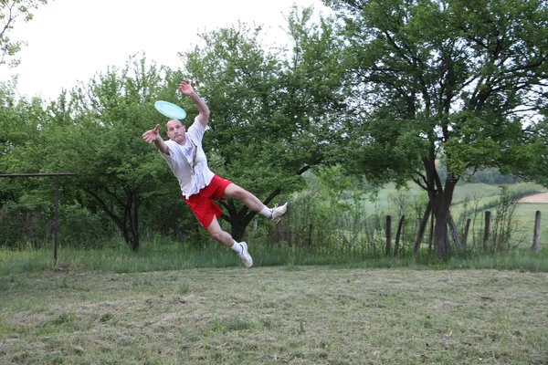 Νεαρός άνδρας με frisbee — Φωτογραφία Αρχείου