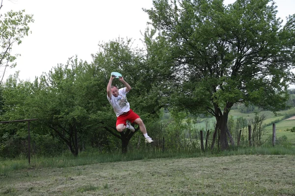 Νεαρός άνδρας με frisbee — Φωτογραφία Αρχείου