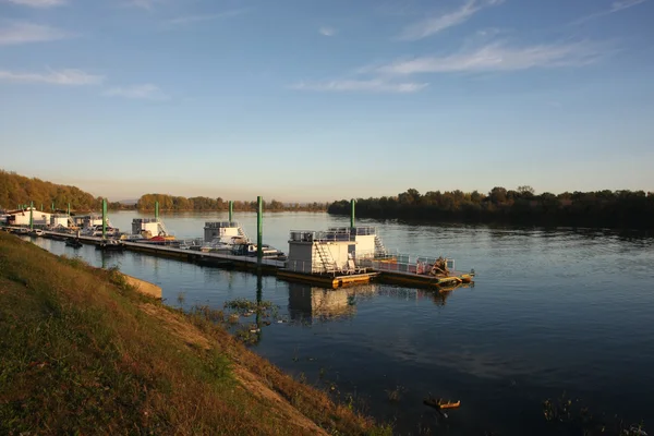 Cottage sul fiume — Foto Stock