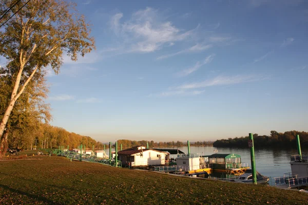 Ferienhäuser am Fluss — Stockfoto