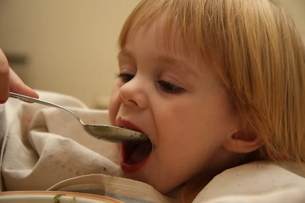 Jong meisje eten — Stockfoto