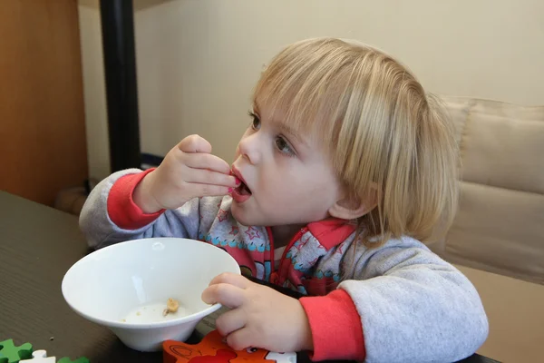 Jong meisje eten Stockfoto