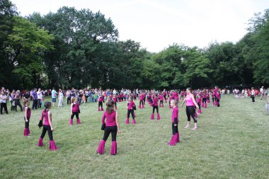 Gün uçan uçurtma dans