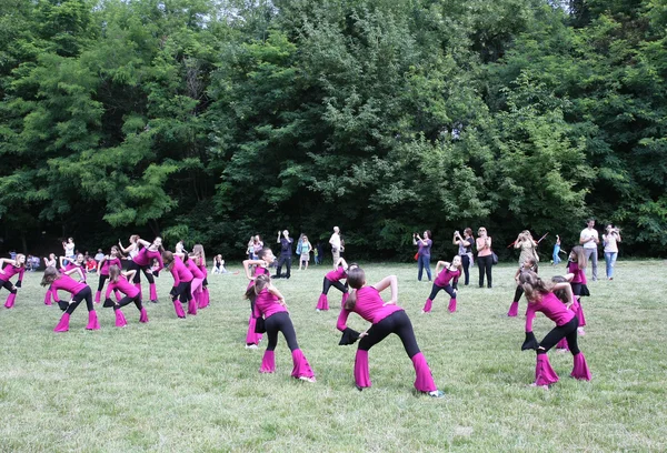 Dance at kites flying day — Stock Photo, Image