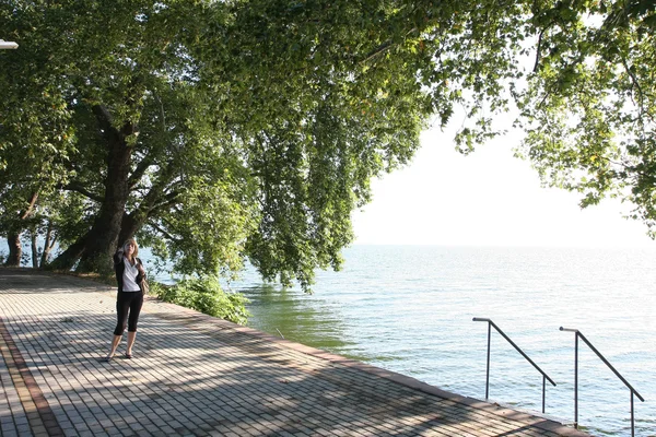 Lady poserar nära lake — Stockfoto