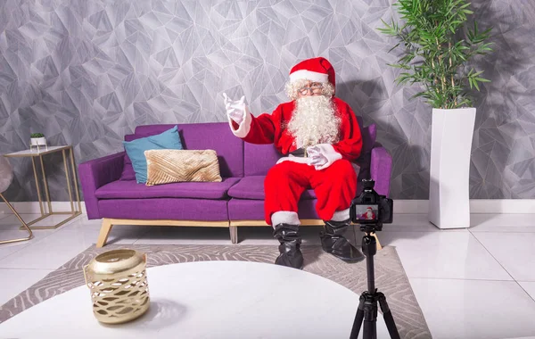 Papai Noel Natal Gravando Vídeo Com Uma Câmera Dslr Sentada — Fotografia de Stock