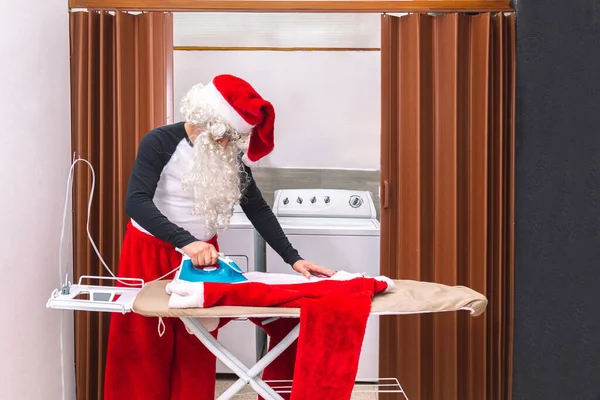 Papai Noel Preparando Para Natal Passando Suas Roupas Lavanderia Passando — Fotografia de Stock