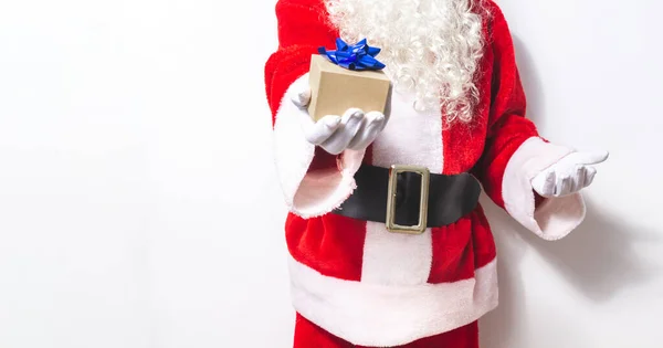 Papai Noel Oferecendo Com Mão Frente Pequeno Presente Com Uma — Fotografia de Stock