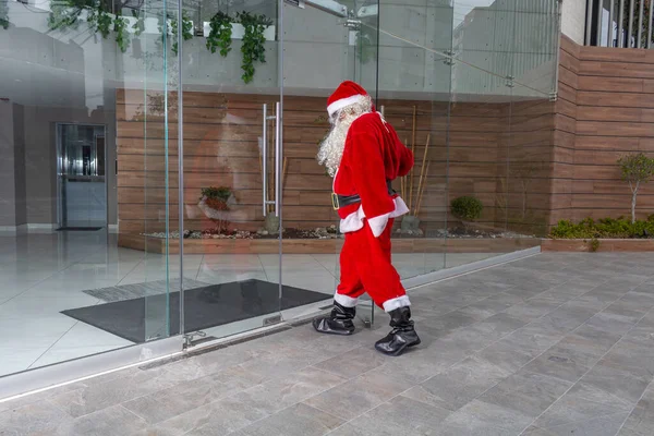 Papai Noel Natal Abre Uma Porta Vidro Edifício Moderno Para — Fotografia de Stock