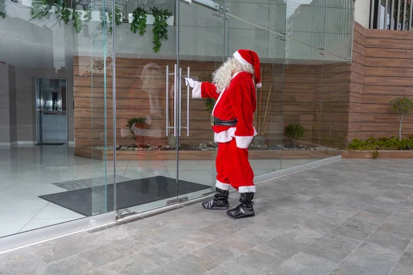 Człowiek Przebrany Świętego Mikołaja Boże Narodzenie Wchodzi Przez Szklane Drzwi — Zdjęcie stockowe