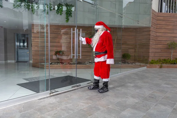 Święty Mikołaj Wchodzi Budynku Maską Boże Narodzenie Przebrany Człowiek Wchodzi — Zdjęcie stockowe