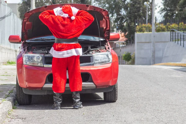 Święty Mikołaj Rękami Głowie Przed Samochodem Otwartą Maską Silnika Martwi — Zdjęcie stockowe