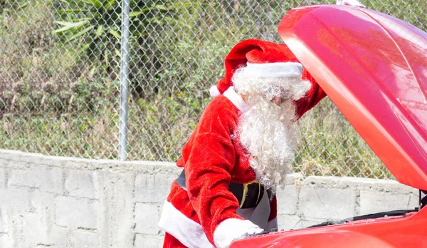 Papai Noel Preocupado Olhando Para Motor Seu Carro Danificado Natal — Fotografia de Stock