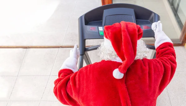 Święty Mikołaj Biegający Bieżni Boże Narodzenie Siłowni Strzał Tyłu Gdzie — Zdjęcie stockowe