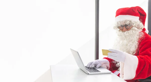 Papai Noel Trabalhando Laptop Escritório Branco Minimalista Natal Espaço Texto — Fotografia de Stock