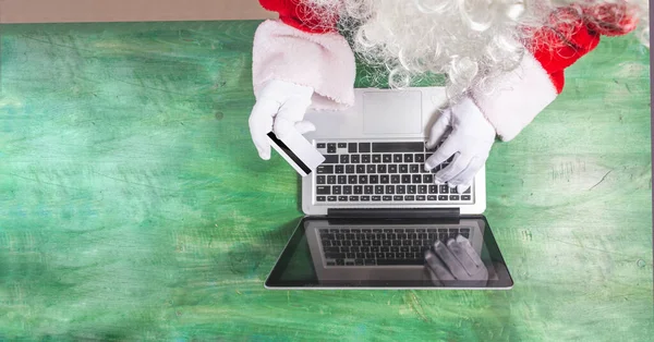 Vista Superior Papai Noel Trabalhando Com Mãos Laptop Fazendo Compras — Fotografia de Stock