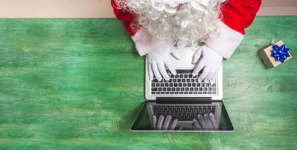 Fotografia Aérea Papai Noel Trabalhando Com Mãos Teclado Laptop Juntamente — Fotografia de Stock