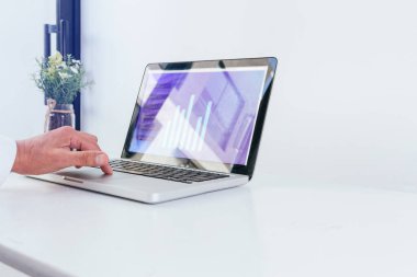 Bilgisayarınızdaki bir elin görüntüsü ekranınızda geniş kopya alanı olan beyaz bir ofiste.