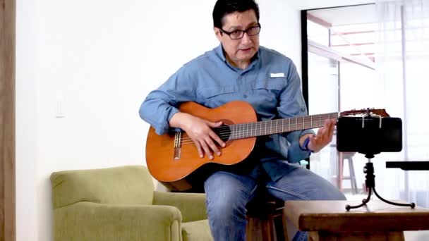 ギターの先生はオンラインクラスを教えている 音楽と起業家精神 — ストック動画