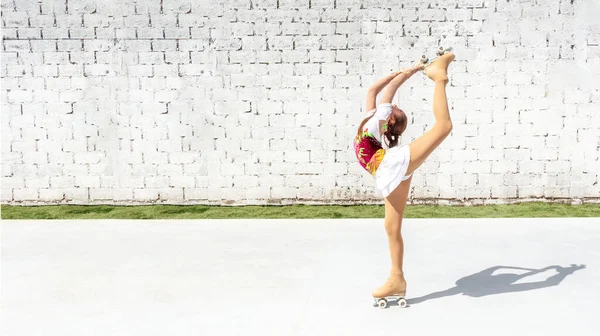 Ragazza Adolescente Elegante Costume Pratica Pattinaggio Artistico Quattro Ruote Esercizio — Foto Stock