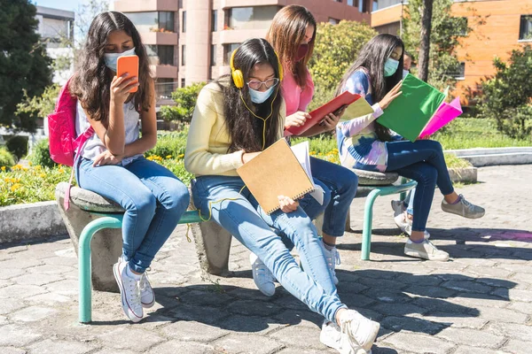 Grupa Nastolatków Latinx Studiuje Notebooki Telefon Komórkowy Maską Zewnątrz Kampusie — Zdjęcie stockowe