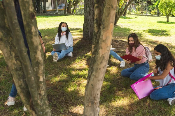 Zamaskowani Latynoscy Studenci Uczęszczający Zajęcia Świeżym Powietrzu Notebookami Laptopami — Zdjęcie stockowe
