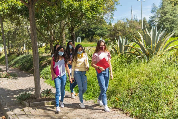 Grupo Amigos Adolescentes Latinos Caminha Para Aula Usando Máscaras Faciais — Fotografia de Stock