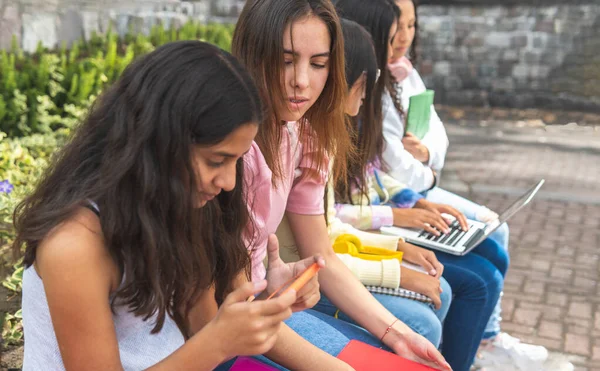Selektywne Skupienie Nastoletniej Latynoski Patrzącej Swoją Przyjaciółkę Smartfonem Wraz Inną — Zdjęcie stockowe