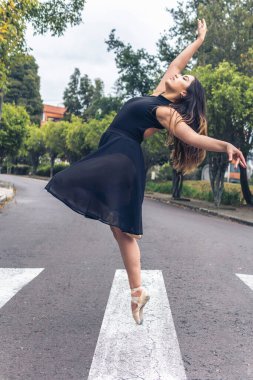 Latin bayan balerin yaya geçidinde dans ediyor.