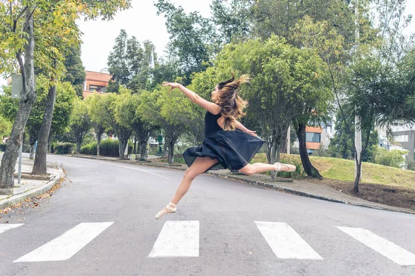 Ballerino Danza Classica Che Corre Balla Marciapiede Una Strada — Foto Stock