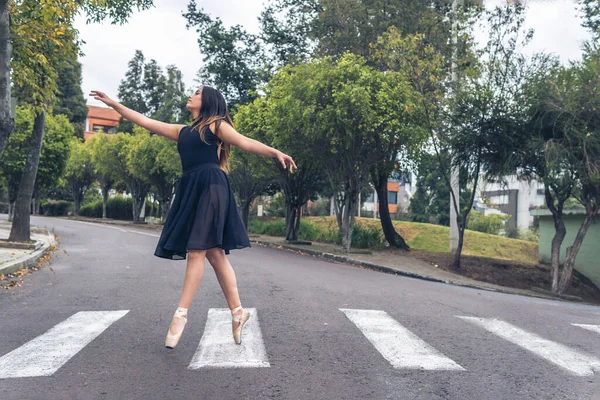 Ballerina Latina Adolescente Con Abito Nero Che Cammina Elegantemente Con — Foto Stock