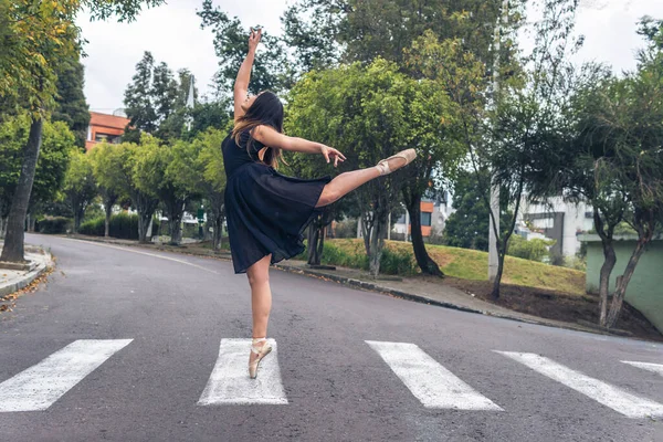 Ballerino Che Esegue Danza Figurativa Aggraziata Una Gamba Con Scarpe — Foto Stock