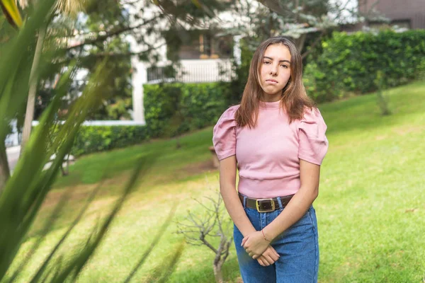 Potret Ukuran Sedang Dari Seorang Gadis Remaja Dengan Wajah Serius — Stok Foto