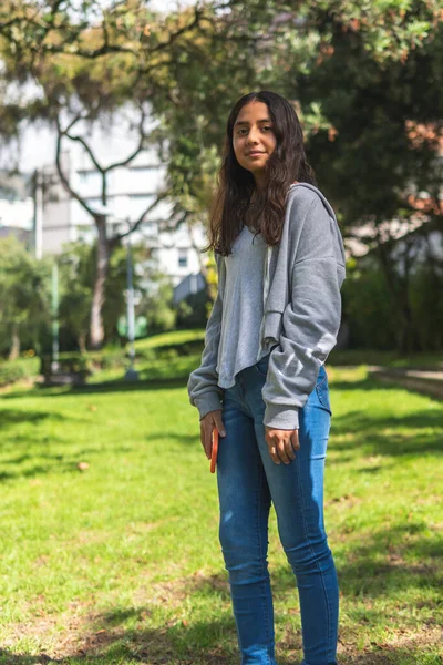 Ritratto Verticale Verticale Una Ragazza Latina Bruna Che Guarda Macchina — Foto Stock