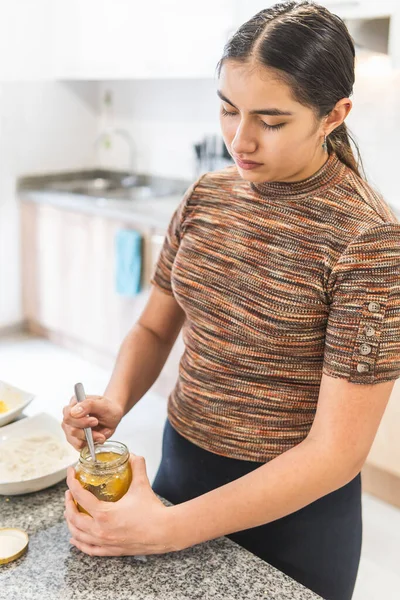 Жінка Бере Мед Контейнера Приготування Їжі — стокове фото