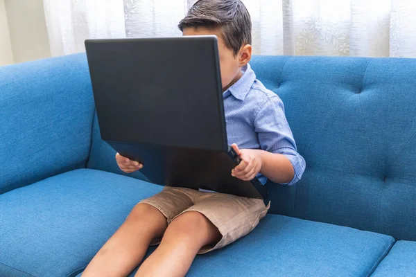 Четырехлетний Мальчик Смотрит Монитор Ноутбука Закрывающий Лицо — стоковое фото