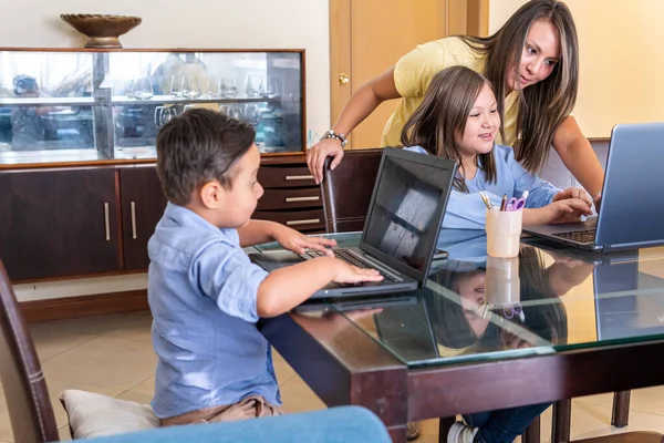 Una Madre Latina Aiuta Sua Figlia Bionda Fare Compiti Computer — Foto Stock