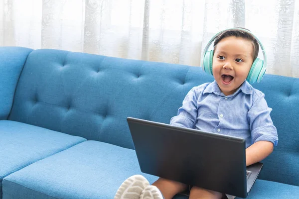 Маленький Мальчик Наушниках Счастливо Смеется Ноутбуком Коленях — стоковое фото