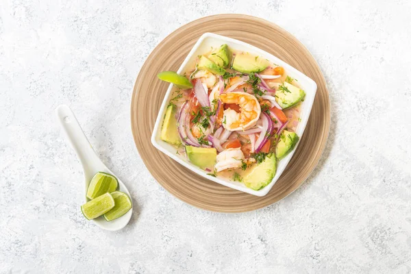 Vista Aérea Plato Ceviche Camarones Con Aguacate Tomate Cebolla Cilantro — Foto de Stock