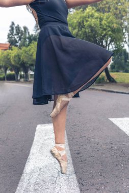 Yaya geçidinde sokakta dans eden tanınmayan bir dansçının fotoğrafı.