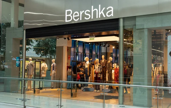 Quito, Pichincha, Ekvador, 11 Eylül 2021. Bir alışveriş merkezindeki Bershka giyim mağazasının girişinin üstündeki imzayı.