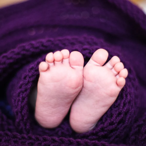 Pasgeboren Baby Voeten Verpakt Gebreide Plaid — Stockfoto