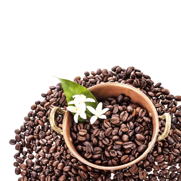 Piccola Cassa Con Chicchi Caffè Mucchio Fagioli Con Fiori Bianchi — Foto Stock