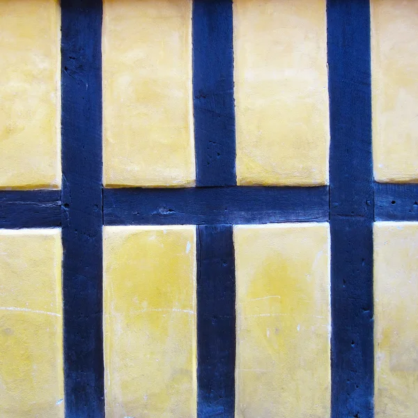 塗装された青と黄色の建物の壁面 — ストック写真