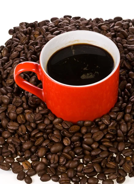Fasulye Kazık Üzerine Siyah Kahve Fincan Beyaz Arka Plan Üzerinde — Stok fotoğraf
