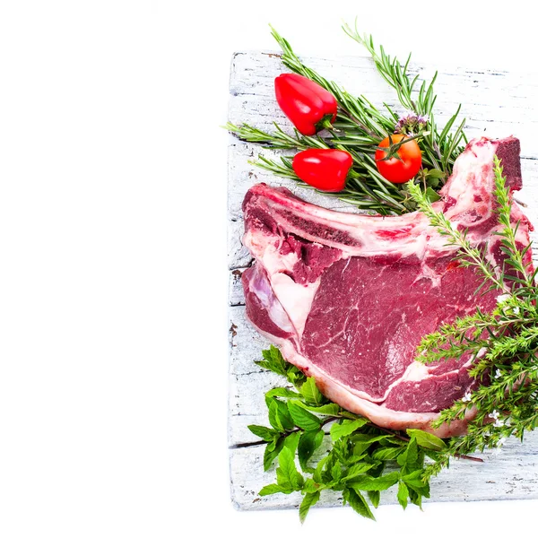 Mięso Duży Kawałek Kości Leży Drewnianej Desce Ozdobione Zielenią Warzywami — Zdjęcie stockowe