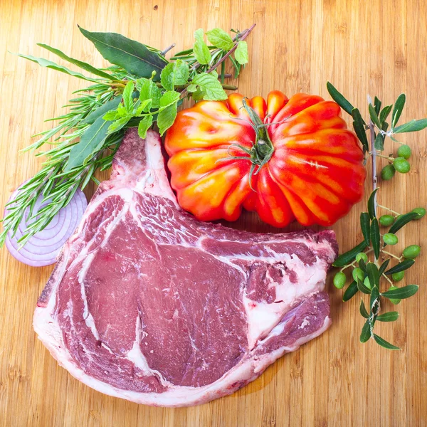 Carne Grosso Pezzo Sull Osso Trova Tavola Legno Decorato Con — Foto Stock