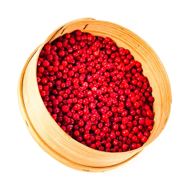 Cranberries Maduras Recipiente Madeira Isolado Fundo Branco — Fotografia de Stock